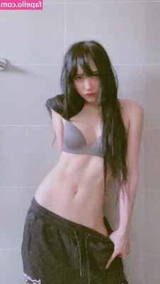 leezipotato - The mandatory nude hotel bathroom selfie