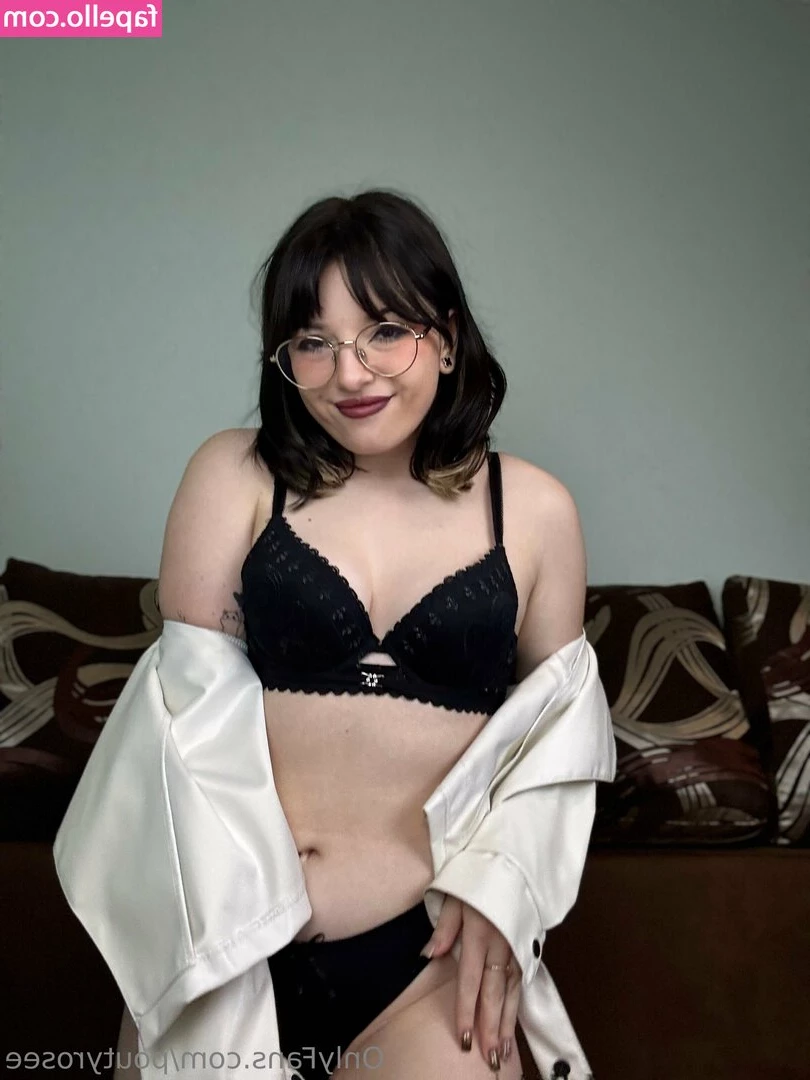 poutyrosee - Wide open 😈⚡️🐥👌👈