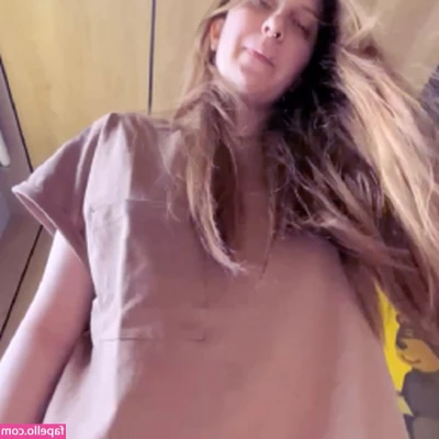 Sofia Young [ sofia-young ] - If ur dumb ass don’t include tip on ur dick pic = restricted!!
