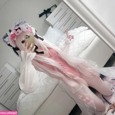 nyauseea - Pool posing 👅