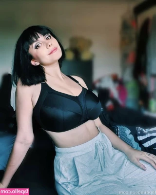 Soheila Clifford [ soheila-clifford ] - A unique video where I worship the muscles on @peachycatsnack ! She
