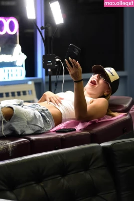 Brooks Nader [ brooks-nader ] - 34 year old MILF who loves to show off her body  Request  amp  fetish