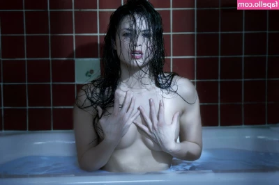 Katrina Law [ katrina-law ] - Dani, who has never seen a tiny, finds one out at the park. Sam