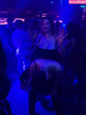 Ireland Baldwin [ ireland-baldwin ] - Will you come with me to clean the house a little 🔥