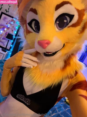 thatyellowkitty [ thatyellowkitty-1 ] - Good morning everyone   I need someone to come sit on my lap  Who s
