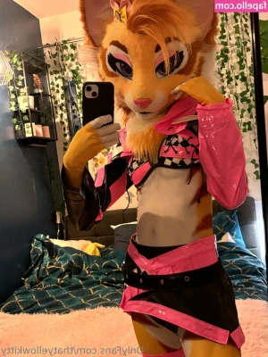thatyellowkitty [ thatyellowkitty-1 ] - Do you life my cuffs they are fur lined