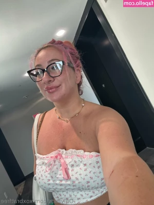 xoxbratfree [ xoxbratfree-1 ] - Slowly getting more comfortable getting more naked