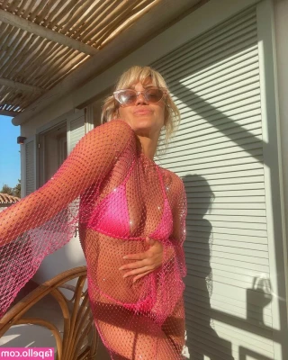 Ashley Roberts [ ashley-roberts ] - ready to go live in 5 mins xenon gonna be on my best behaviour x