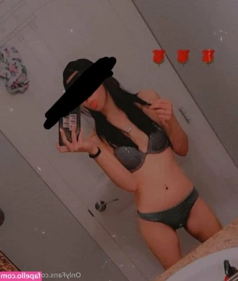 jayyvonly - What pathetic loser wants to pay for my pedicure