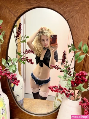 Mary Jane Auryn [ mary-jane-auryn ] - Trying to take a selfie  feels so vulnerable  but letting go of those