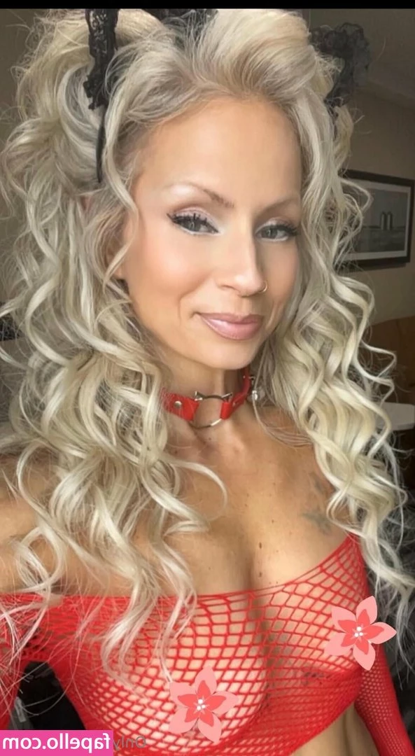 lil_vixen2 [ lil-vixen2 ] - Happy Friday  Feeling a little horny tonight  p