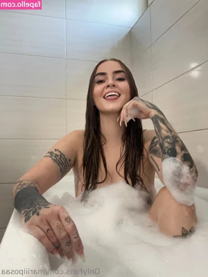 mariiiposaa - I am a horny mess today 👀