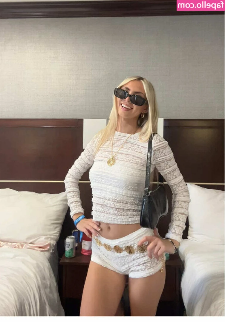 Carolina Firkowski [ carolina-firkowski ] - Editing a hot video @minniescarlet 🥵  It will be ready by the time