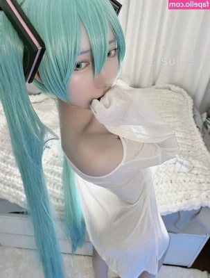 U2miku - I’m only 5’0 guys 😊
