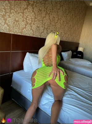 Bia Khalifa [ bia-khalifa ] - Tits tanning