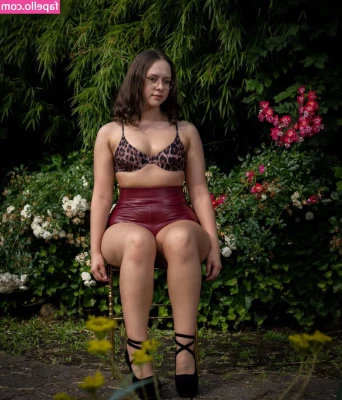 Its_me_melii [ its-me-melii ] - > Chastity photo set > You’re so lucky that I’m willing to