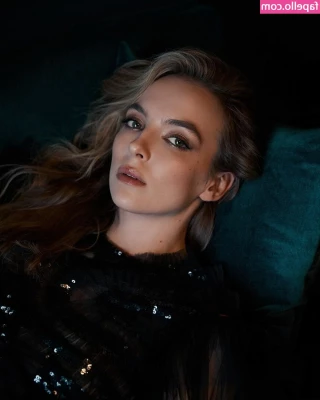 Jodie Comer [ jodie-comer ] - Merry Breedsmass guys! 🐻❤️🎄 This sexy mexican otter fan