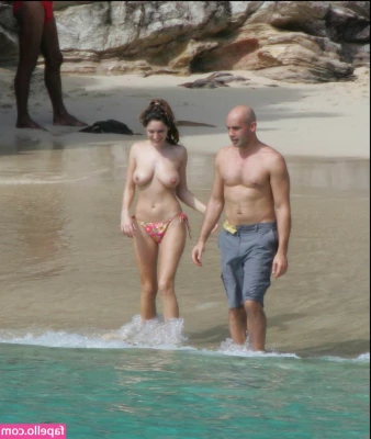 Kelly Brook [ kelly-brook ] - Hey boos just a heads up My Snapchat has been deleted so buzz me on