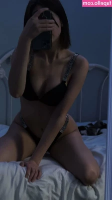 nanichloe [ nanichloe-1 ] - Hanging out in my bedroom tonight
