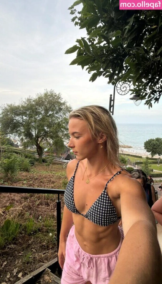 Maisieellenfitness - i need someone to hold my titties 💞