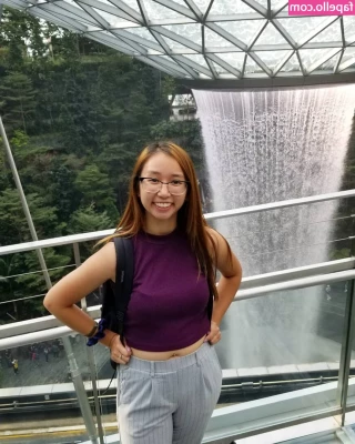 Sophia Phan [ sophia-phan ] - Salopette et téton en dernière photo   Qui est fan de salopette ici