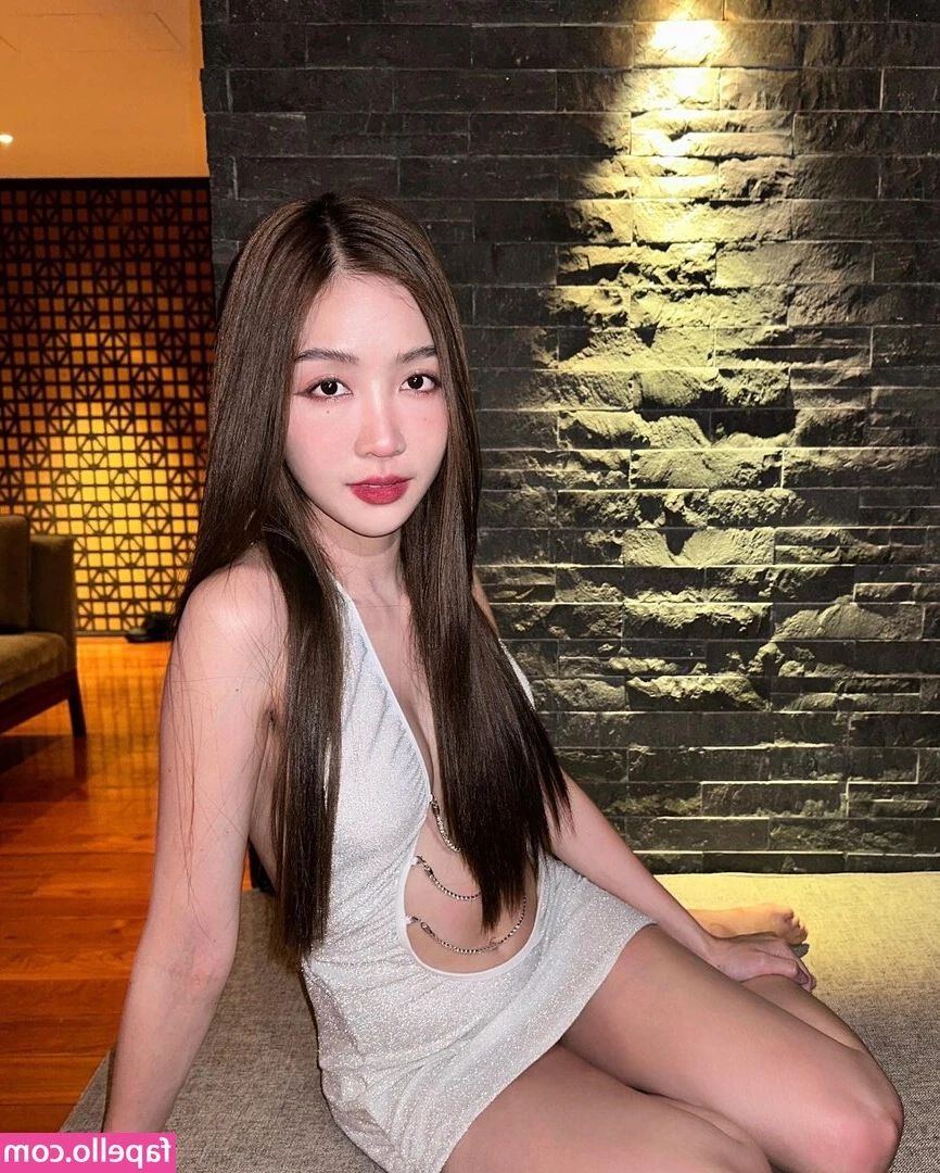 yoke_chonthicha [ yoke-chonthicha ] - Happy monday !! check dms so i can take away any monday blues :)