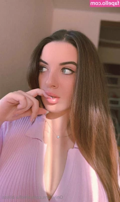 amelia.blisss [ amelia-blisss ] - tip $5 if you think i should try anal & record it for you