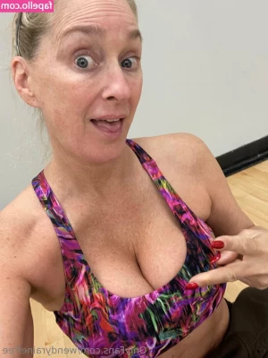wendyrainefree - fishnets are so hot 💘