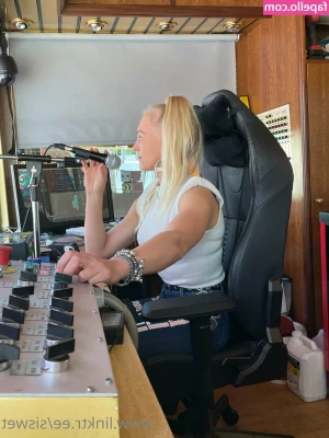 siswet19 - 🎶 A lady doesn't wander all over the room And blow on some other
