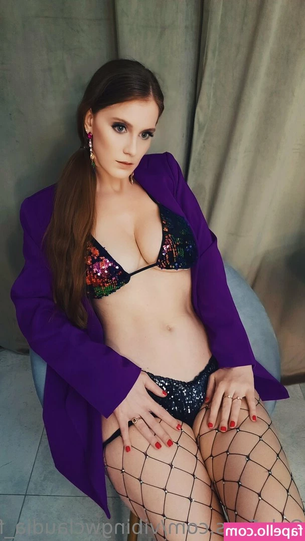 vibingwclaudia_free [ vibingwclaudia-free ] - Do you like a girl with long legs
