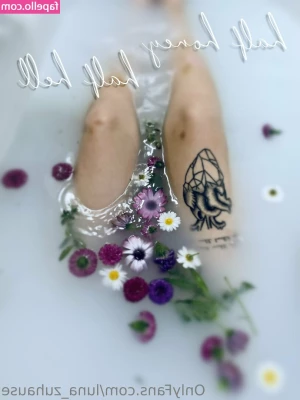 Luna_Zuhause [ luna-zuhause-1 ] - It was Christmas pedicure