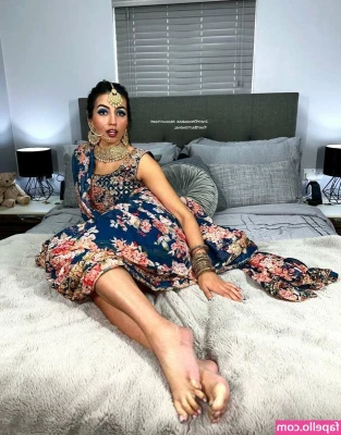 Aaliyah Yasin [ aaliyah-yasin ] - Playing with one of my new cocks