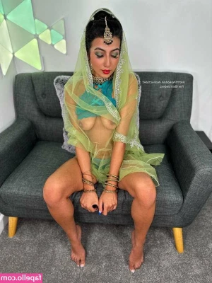 Aaliyah Yasin [ aaliyah-yasin ] - Having a little fun in my hotel room before dinner