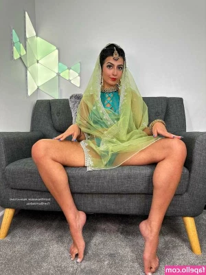 Aaliyah Yasin [ aaliyah-yasin ] - Watch @aura_yummy play with my monster then make me cum with her