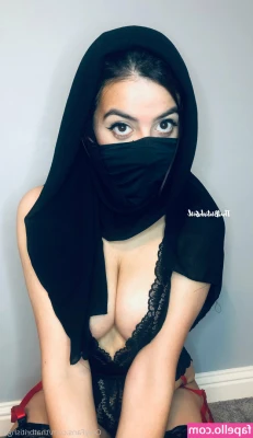 Aaliyah Yasin [ aaliyah-yasin ] - Hip cleavage and titties. What more could you want?