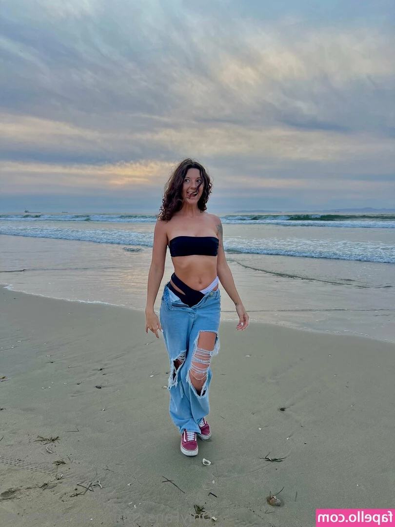 chasingjoeylee - Love clothing that has easy access. 😛