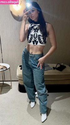 Kira Kosarin [ kira-kosarin ] - Trying to twerk in my 🍑 ripped jeans