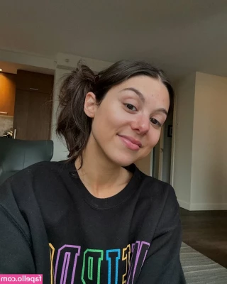 Kira Kosarin [ kira-kosarin ] - Nice and clean hotel bed  wish I had a chance to take more pics in