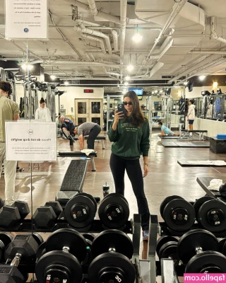 Kira Kosarin [ kira-kosarin ] - Una bella doppia con il mio giocattolo nero preferito    Che goduta