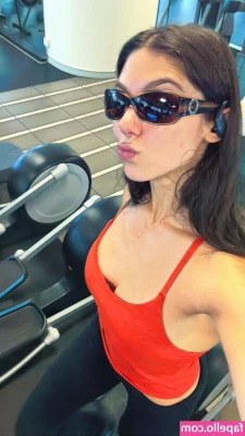 Kira Kosarin [ kira-kosarin ] - Playing around with my new butt plug