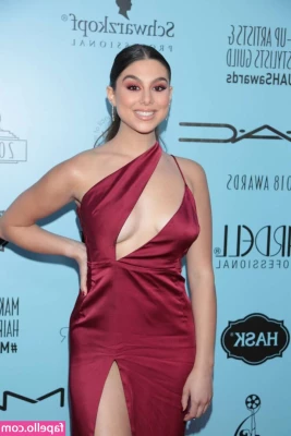 Kira Kosarin [ kira-kosarin ] - little sneakie peekie of the short video i just sent out