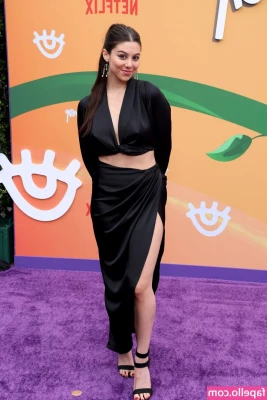 Kira Kosarin [ kira-kosarin ] - You wanna see the full 18 minute video of me fucking this Bi Bottom