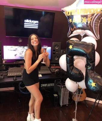 Kira Kosarin [ kira-kosarin ] - Leave your ass big so you can stick your dick in
