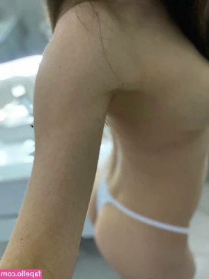 ekaterina_naturally [ ekaterina-naturally ] - Vidéo duo lesbien   je la menotte pour la fouetté et lui masse les
