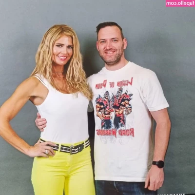 Torrie Wilson [ torrie-wilson ] - Would you find it sexy if you found me naked in your room?🤤