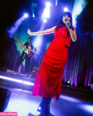 Lauren Mayberry [ lauren-mayberry ] - I'm doing $1 fansigns or $5 fan sign with my lush in ;) tip to your