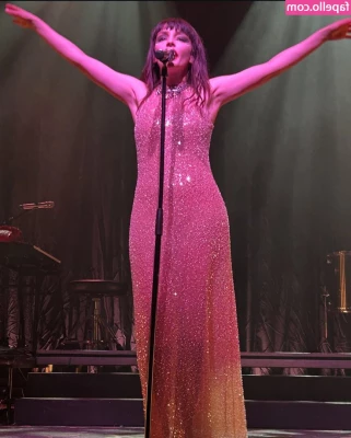 Lauren Mayberry [ lauren-mayberry ] - Hot one today