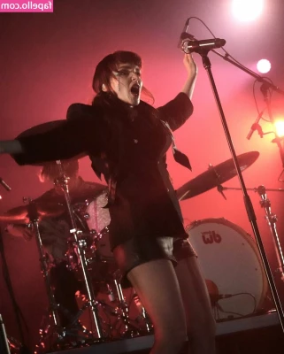 Lauren Mayberry [ lauren-mayberry ] - Ohh guys i feel si good today 👇💜💜