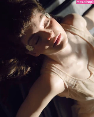 Lauren Mayberry [ lauren-mayberry ] - Enjoy these jiggle videos