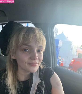Lauren Mayberry [ lauren-mayberry ] - I m bored and sick   who s on and wants to make my day better and chat